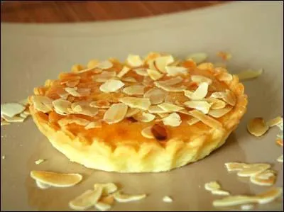 Tartelette garnie d'une préparation à base d'amandes :
