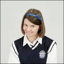 Qui est l'amie de Mia, mais servante de Violetta ?