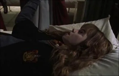 Hermione a été pétrifiée et Harry et Ron découvrent un morceau de parchemin dans la main de celle-ci ; mais quel mot est écrit au bas du parchemin ?