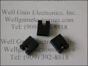 Comment nommez-vous les composants se trouvant sur les cartes mères et faisant circuler le courant entre eux ?