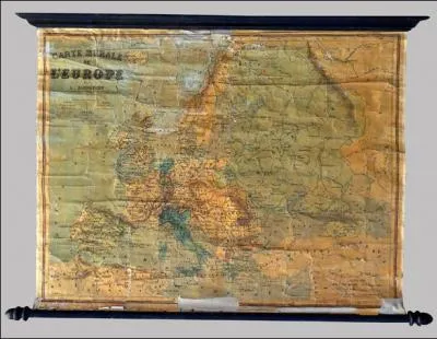 Cette carte murale est maintenue par une barre de bois à chaque extrémité.
Que faut-il d'autre pour en assurer la rigidité ?