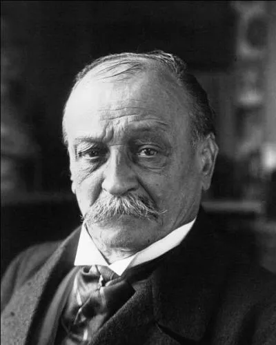 Les Gaietés de l'escadron, Messieurs les ronds-de-cuir, Le Commissaire est bon enfant, Les Boulingrins... toutes ces oeuvres sont dues à George Moinaux né le 25 juin 1858 et décédé le jour de son anniversaire, en 1929. Sous quel nom est-il plus connu ?