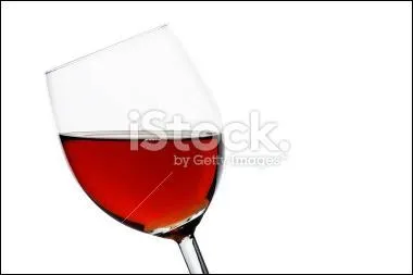 Quand on penche un verre ou autre contenant, l'eau reste toujours :