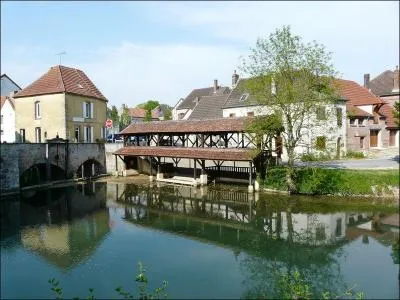 Dans quel département se trouve la ville d'Anglure ?