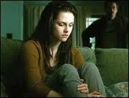 Twilight 2 : Suite au départ d'Edward, quels sont les mois pendant lesquels Bella est solitaire, déboussolée et vide ?