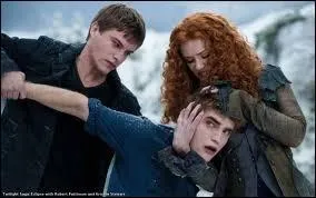 Twilight 3 : Quel vêtement Rider prend-il à Bella lors de son intrusion chez elle ?