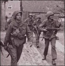 Quelle unité américaine était chargée d'accompagner les blindés ?