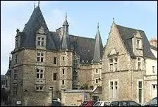 Construit dans la première moitié du XVIè siècle pour pour Jean de Couthardy, le Palais du Grabatoire est un ancien palais canonial situé dans la ville Sarthoise ...