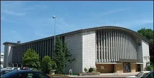Vous connaissez cette ville pour ses images. Vous allez découvrir son église Notre-Dame au Cierge. Construite en 1900 et achevée en 1939, elle se trouve à ...
