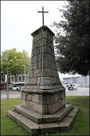 Appelé Croix de la Vérité ou Croix de La Perrière, le Monument Expiratoire est un calvaire situé dans la ville bretonne de ...