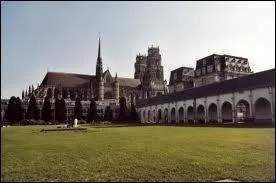 Grand Cloître situé à proximité de la cathédrale Sainte-Croix, le Campo Santo est à voit dans une ville du Loiret, qui est ...