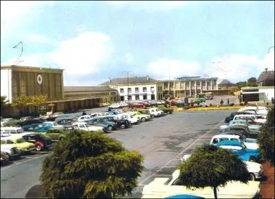 Après, j'ai décidé de m'arrêter dans cette petite ville du Maine-et-Loire, capitale historique de l'Anjou. Ville très fleurie qui possède un très beau château du XIII ème siècle. Dans quelle ville me suis-je arrêté ?