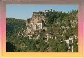 Voilà une belle carte de Rocamadour, lieu de pèlerinage réputé avec sa vierge noire et son tombeau de St Amadour. Il est le quatrième site touristique le plus visité en France. Connaissez-vous la devise de Rocamadour ?