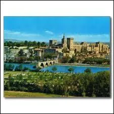 C'est un joli pont et une ancienne et célèbre chanson enfantine française vous aidera à trouver la ville que j'ai visité.