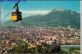Surnommée la "Capitale des Alpes", Grenoble est située à la confluence de trois autoroutes. Elle culmine à 213 m d'altitude et offre un large choix d'activités. Quel fruit en a fait sa réputation ?