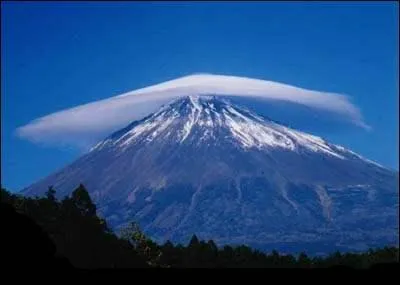 Comment s'appelle le volcan du Japon au sommet toujours enneigé ?