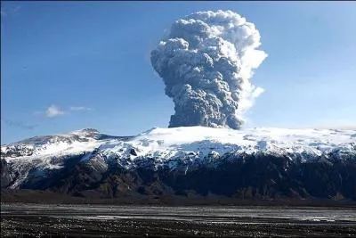 Dans quel pays peut-on admirer L'Eyjafjöll qui a récemment cloué au sol bon nombre d'avions ?
