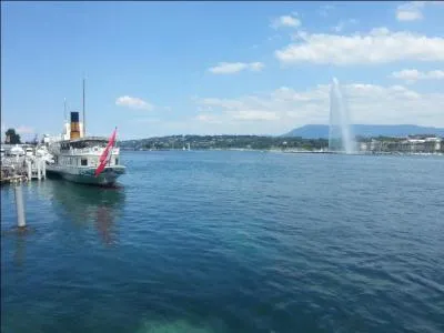 Mais, où séjourne-t-il donc ? C'est soit à Lausanne soit à Genève. Quoi qu'il en soit, avec ce jet d'eau, ce ne peut être que le lac 