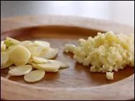 Ce sont les composants -------- qui donnent son odeur si caractéristique à l'ail.