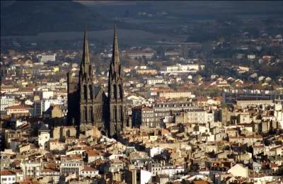 A quelle industrie associe-t-on la ville de Clermont-Ferrand ?