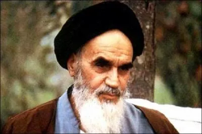 En 1988, l'ayatollah Khomeni lance une fatwa contre Salman Rushdie à la suite de la parution des :