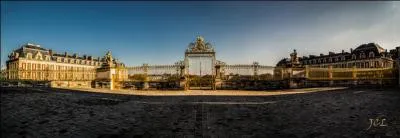 Combien y a-t-il de pièces à Versailles ?