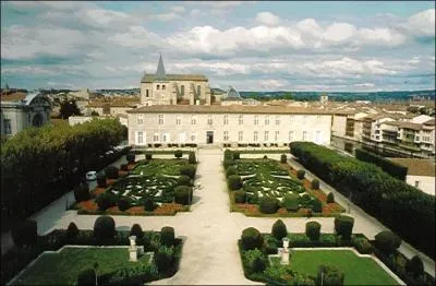 Lieu de naissance de Jean Jaurès, cette ville du Tarn est aussi connue pour son musée consacré au sculpteur et peintre Francisco Goya. Où pourrez-vous déguster, en entrée, le melsat ou la bougnette .
