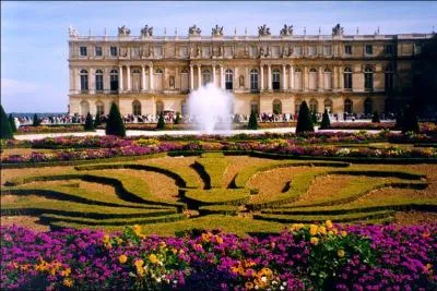 Ville nouvelle créée par la volonté de Louis XIV, elle fut ville royale de 1682 à 1789. Vous pouvez visiter son immense château dans les Yvelines, à...