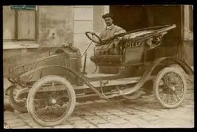 La carte postale est aussi un tremplin pour les photographes, qui y voient un moyen de bénéficier des techniques modernes et de toucher un plus grand nombre de gens, surtout les classes aisées. Représentant surtout des scènes familiales, tirées à très peu d'exemplaires, on les appelle des cartes-photos. La production annuelle explose passant de 100 millions en 1910, à combien est-elle en 1914 ?