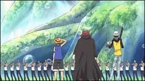 Quel membre important de la marine vient arrêter les Supernovae après que Luffy a assommé un dragon céleste ?