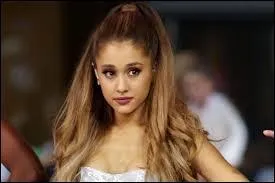 Elle a 1 tatouage à l'orteil.