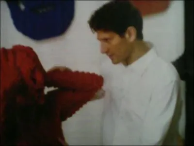 Qui a réalisé cette sculpture en Lego ? Petit indice, il apparaît sur la photo.