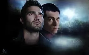 Par qui se fait attaquer Derek ?