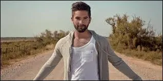 De quel grand chanteur français Kendji réinterpréta-t-il un titre ?