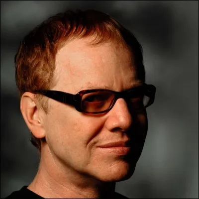 Il a fallu cinq jours à Danny Elfman pour composer le thème musical du générique de la série.