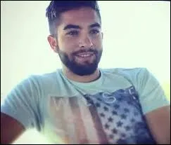 Il attire ses fans grâce à :