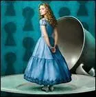 Quand Alice va au Palais de la Reine rouge, de quel nom se sert-elle ?