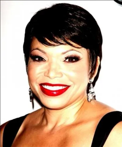 Qui est cette femme aux cheveux courts et au sourire éblouissant ?