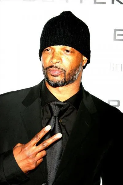 Qui est cet homme aux allures de rappeur ?