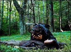 Comment commence la chanson que Katniss chante à Rue avant qu'elle ne meure ?