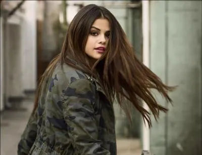 Selena a sa propre marque de vêtements.