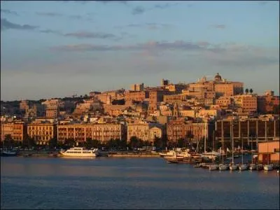 Dans quelle île de la Méditerranée pouvez-vous visiter la ville de Cagliari ?