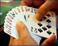 Si j'ai "les cartes en main" cela veut dire que je possède le pouvoir de la décision.