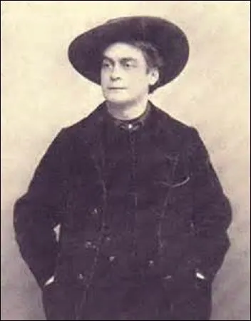 Né à Courtenay, le 6 mai 1851, je suis un chansonnier et écrivain. Considéré comme l'un des plus grands poètes du langage argotique, on me doit des romans comme "La Loupiote" en 1908. Auteur de chansons tel que "Nini peau d'chien", je reste immortalisé par une célèbre affiche créée par Toulouse-Lautrec. Souvent associé au cabaret montmartrois 'Le Chat Noir" , je meurs à Paris en février 1925...