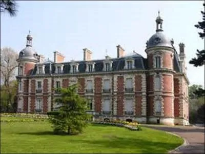Avec une superficie de 6 775 km², à quel rang des départements français cela me place-t-il (en comptant ceux d'Outre-Mer) ? (Photo du château de Trousse-Barrière dans la ville de Briare) .