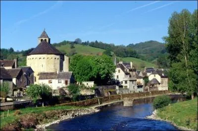 Comment s'appelle cet agréable village du département de l'Aveyron dont de nombreuses maisons sont construites avec des galets du Lot et dont l'église déjà citée en 909 conserve un reliquaire-buste renfermant deux épines de la couronne du Christ ?