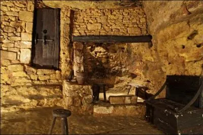 Quel est le surnom de la magnifique petite cité de Belvès en Dordogne située au sommet d'une colline dominant la verdoyante vallée de la Nauze ?