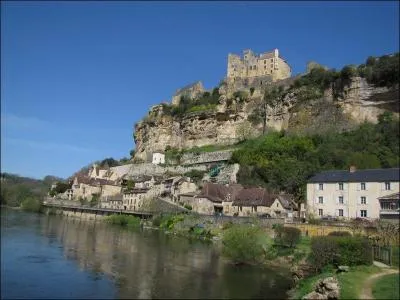 Nous terminerons notre belle promenade dans le superbe village de Beynac-et-Cazenac, dont le château domine la rivière , ce site grandiose est situé dans le département :
