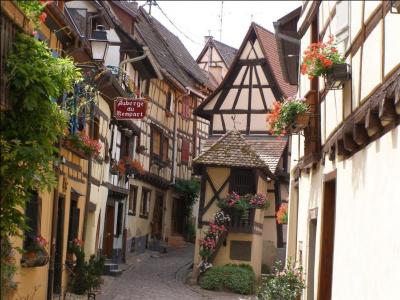 Commençons notre promenade dans le Haut-Rhin pour découvrir un charmant village qui s'enroule en cercles concentriques autour de son château, quel est ce village ?