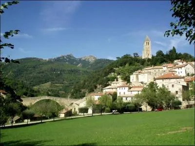 Quel est ce sublime village de l'Hérault niché dans une boucle de la vallée du Jaur où vous vous promènerez en parcourant les ruelles pavées qui montent du vieux pont vers l'église Saint-Laurent dont le clocher est l'ancien donjon du château ?